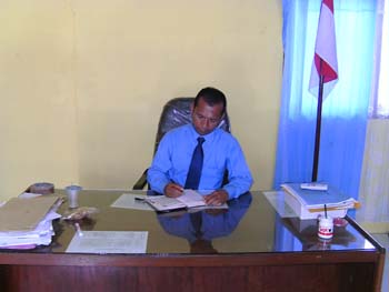 Kepala Sekolah SMPN1 Peunaron: Bapak Azhari,S.Pd